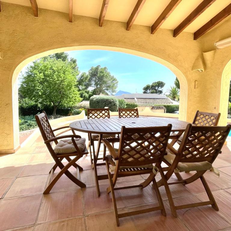Villa de estilo español con jardín y piscina - Villa - 4