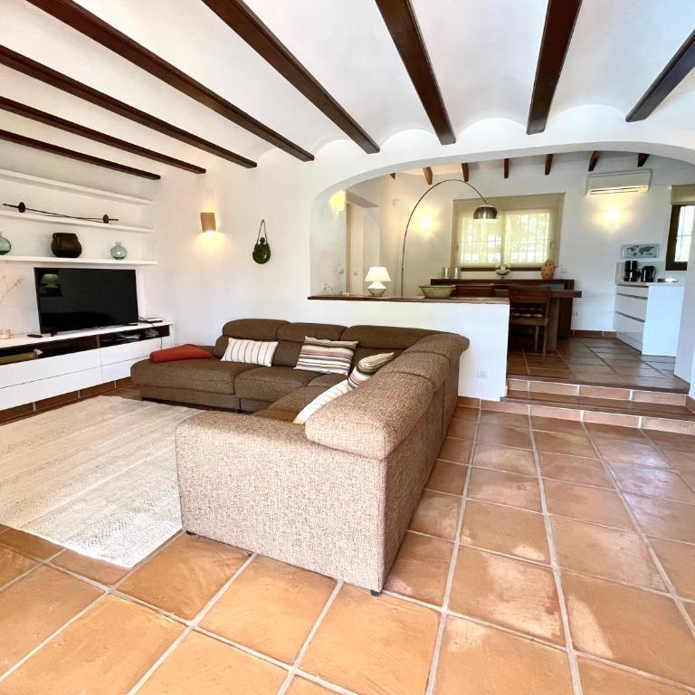 Villa de estilo español con jardín y piscina - Villa - 12