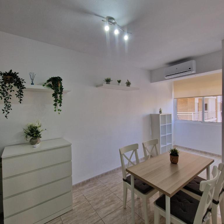 Virgen de Luján Triana - Three-Bedroom Apartment - 7
