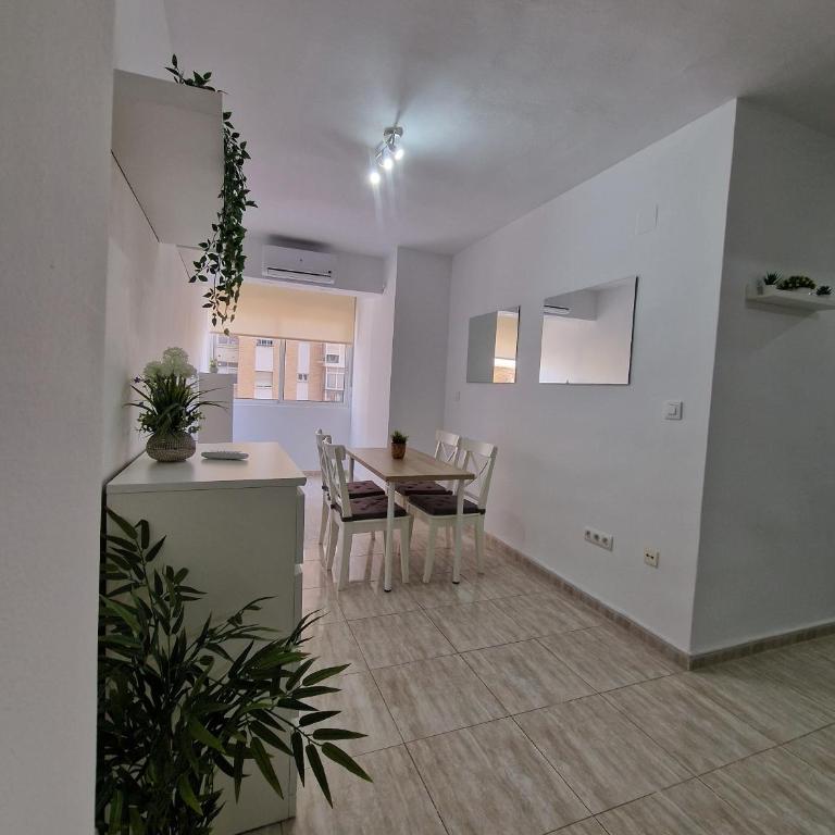 Virgen de Luján Triana - Three-Bedroom Apartment - 6