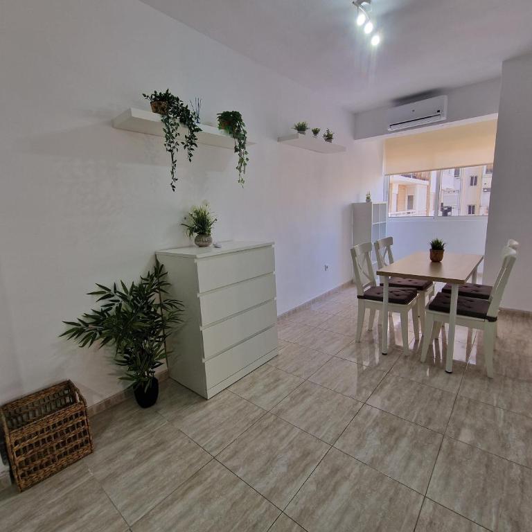 Virgen de Luján Triana - Three-Bedroom Apartment - 5