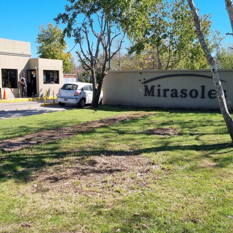 Casa en barrio cerrado con seguridad 24 horas con piscina - Casa de 3 dormitorios - 16