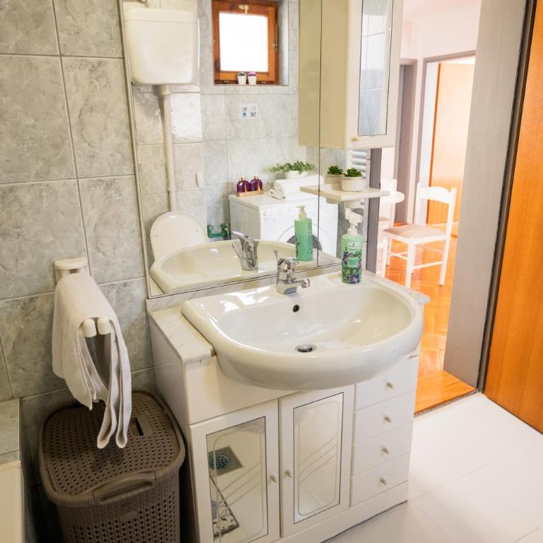 Apartman Emina - Three-Bedroom Apartment - 58