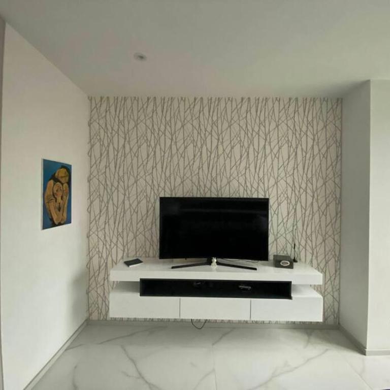 Luxury apt! Guest friendly! Great location! Jacuzzi, Gym, Security! - One-Bedroom Apartment - 10