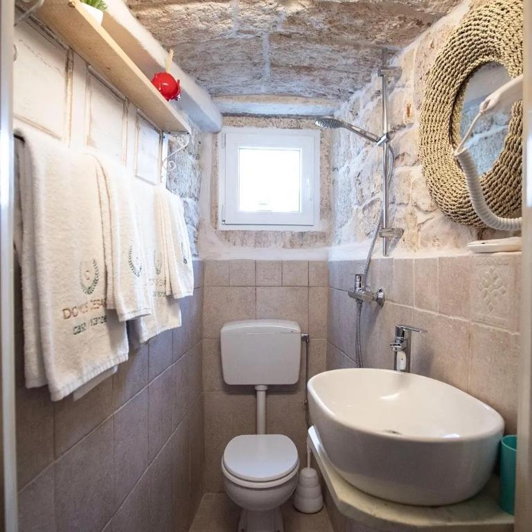 DOMUS CESARE - dimora storica totalmente in pietra nel cuore del centro storico con cabina doccia pietra in camera e zona relax esterna-historic residence entirely made of stone in the heart of the historic center with stone shower cabin in the room - Casa Vacanze - 16