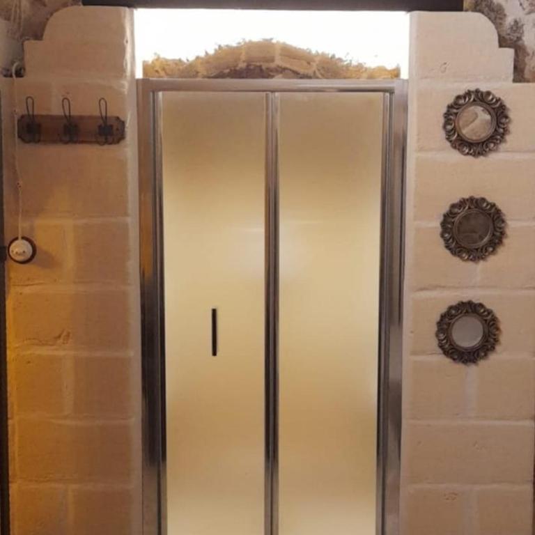 DOMUS CESARE - dimora storica totalmente in pietra nel cuore del centro storico con cabina doccia pietra in camera e zona relax esterna-historic residence entirely made of stone in the heart of the historic center with stone shower cabin in the room - Casa Vacanze - 11