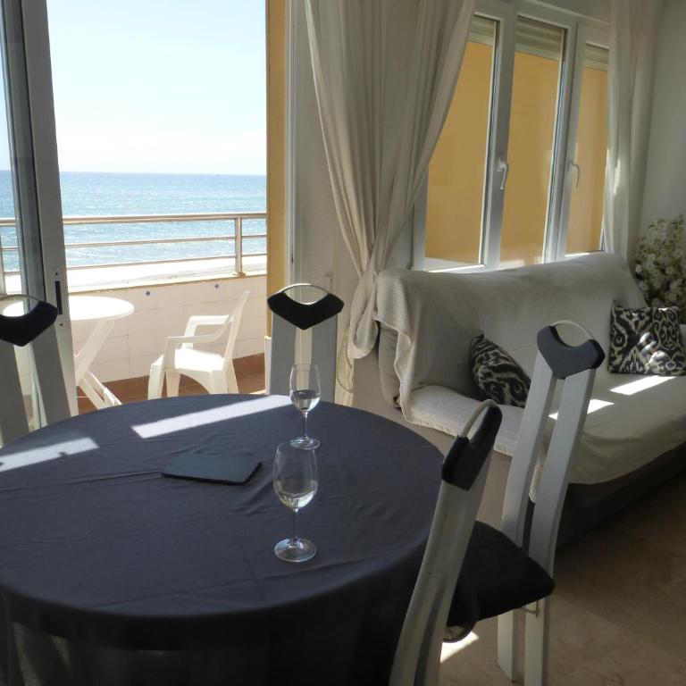 1 Bedroom Penthouse On Front Line Of The Beach - Apartment - 4