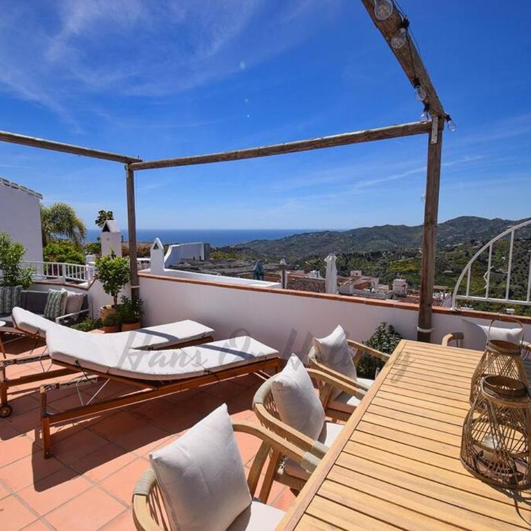 Calle Alta 37, Frigiliana Luxury 3 bedroom center Townhouse with large terrace and sea views HansOnHoliday Rentals - Casa de 3 dormitorios - 1