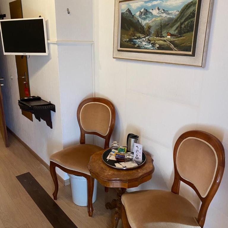 Historic Hotel Steinbock - Zweibettzimmer mit Blick auf den Fluss - 5