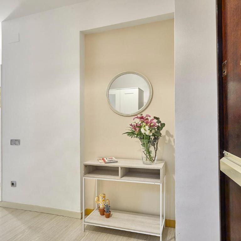 BBarcelona Modern Eixample Flat - Three-Bedroom Apartment - 2