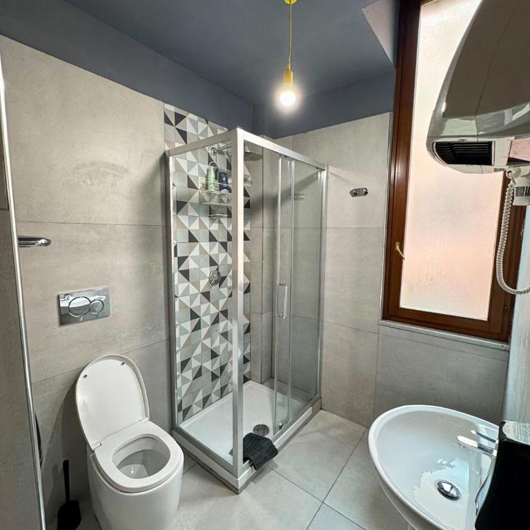 Free Hostels Roma - Posto Letto in Dormitorio Misto con 6 Letti e Bagno Privato - 7
