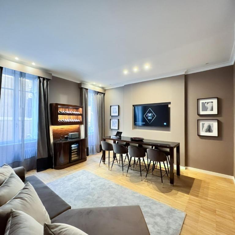 Easydomus Rome - Deluxe Five-Bedroom Apartment - Address: via dei Condotti 33 - 3