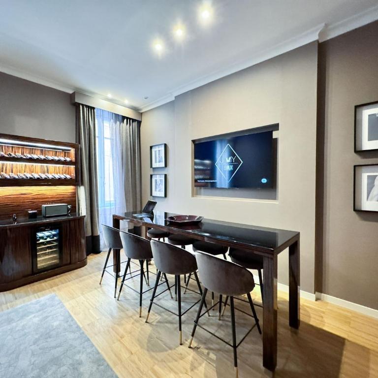 Easydomus Rome - Deluxe Five-Bedroom Apartment - Address: via dei Condotti 33 - 12