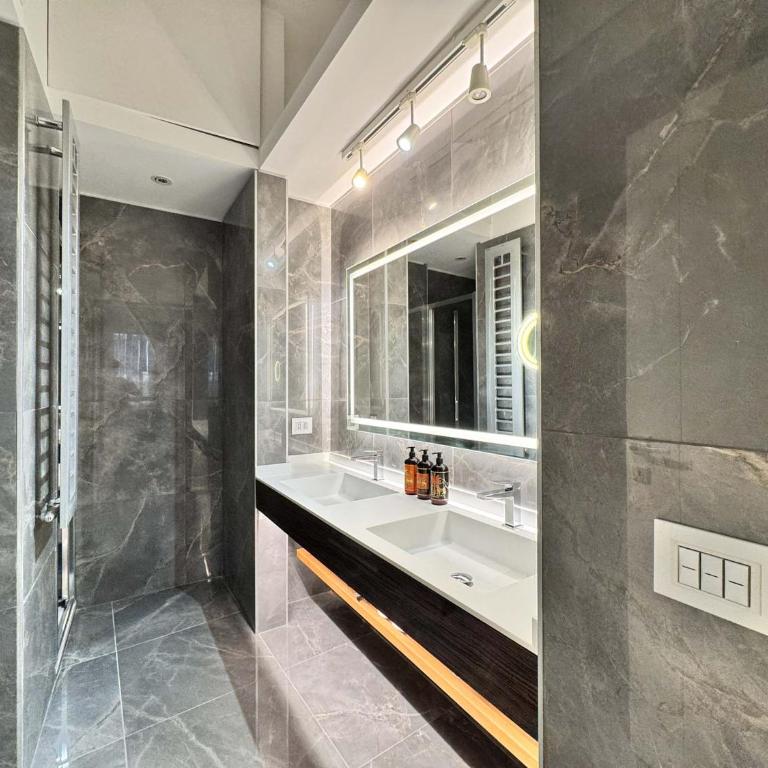 Easydomus Rome - Deluxe Five-Bedroom Apartment - Address: via dei Condotti 33 - 8