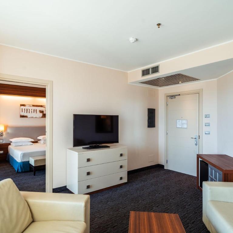 Delta Hotels by Marriott Olbia Sardinia - Suite King con 1 Camera da Letto, Divano-Letto, Balcone e Vista Porto - 3