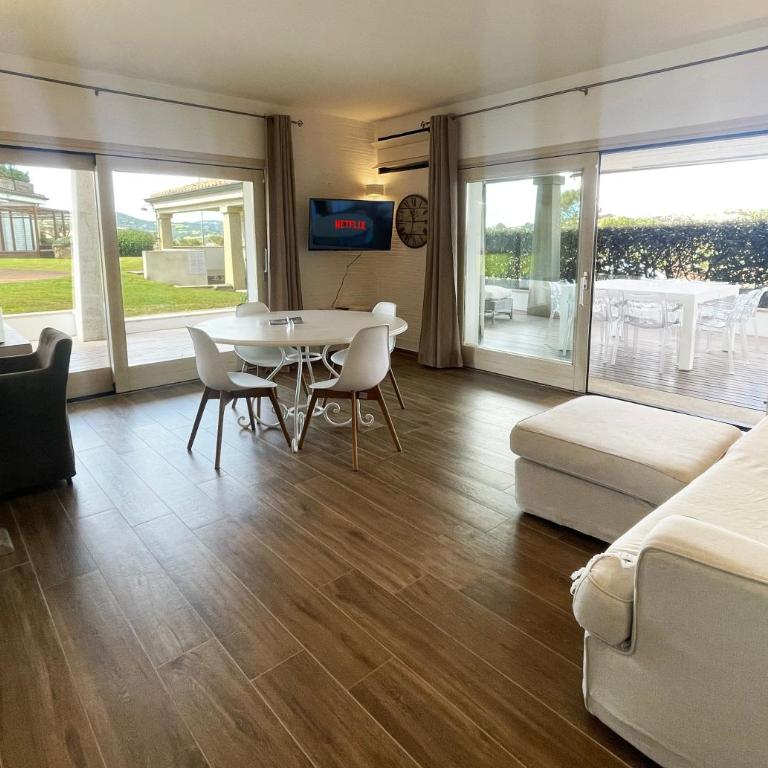 LIKE at HOME n 11 Poolside Paradise Patio - Two-Bedroom House - 36