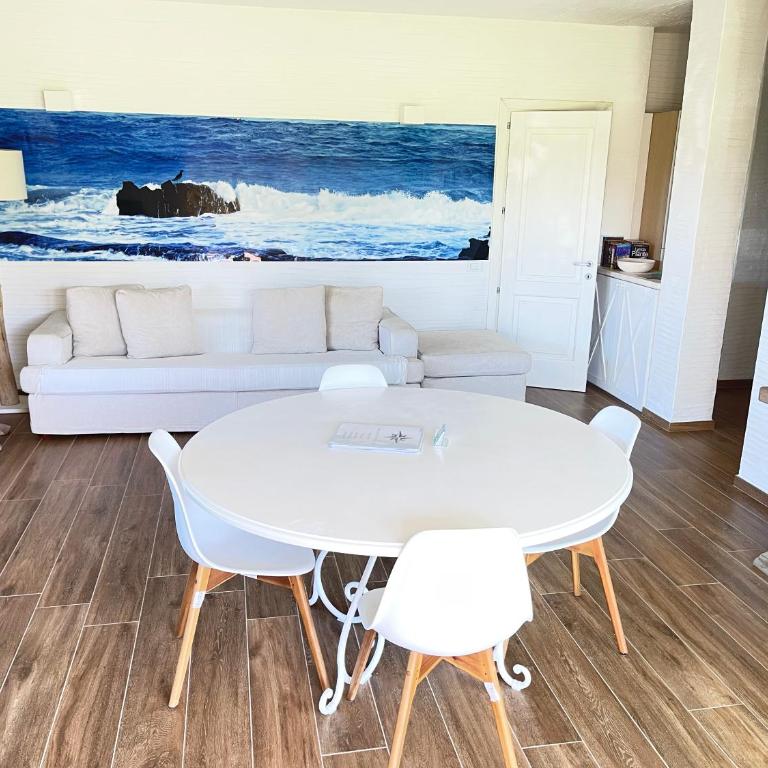 LIKE at HOME n 11 Poolside Paradise Patio - Two-Bedroom House - 4