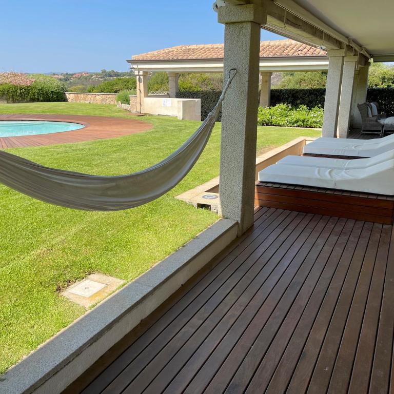 LIKE at HOME n 11 Poolside Paradise Patio - Two-Bedroom House - 39
