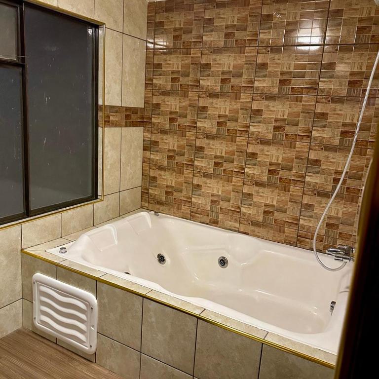 Hotel Esmeralda - Triple Room with Bath - 2