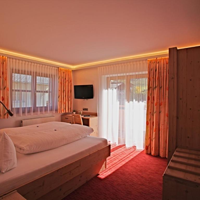 Pension Walserheim - Doppelzimmer mit Bad und Balkon - 2