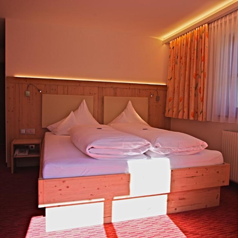 Pension Walserheim - Doppelzimmer mit Badewanne - 3