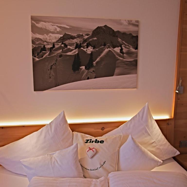 Pension Walserheim - Doppelzimmer mit Balkon - 1