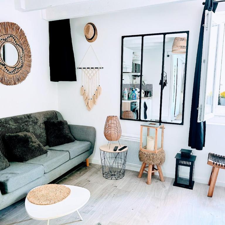 Charming Apartment Downtown - Private Garden & AC - Near Train Station & Airport - One-Bedroom Apartment - 28