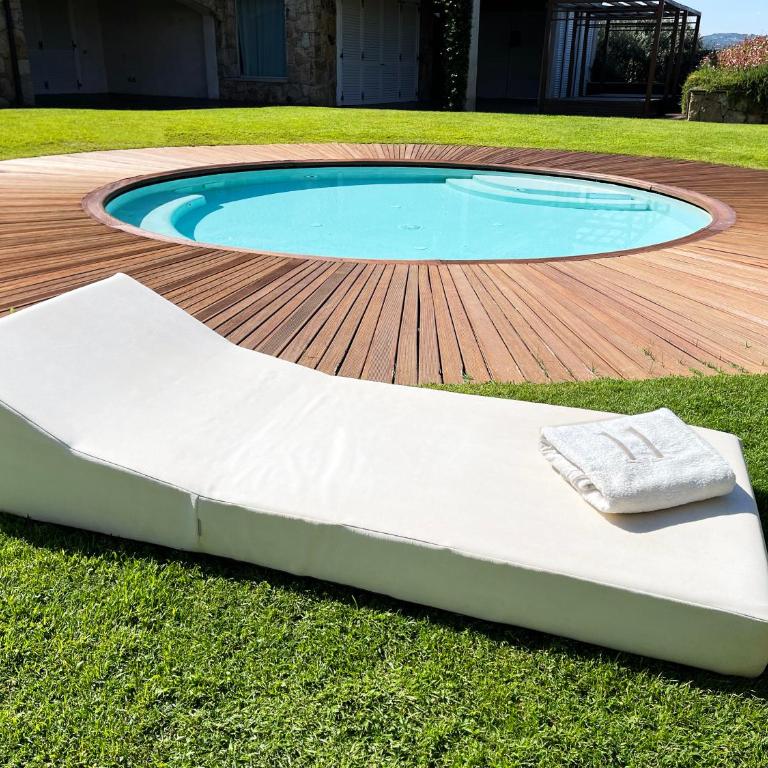 LIKE at HOME n 11 Poolside Paradise Patio - Two-Bedroom House - 21