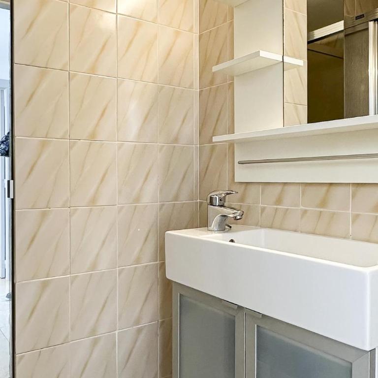 LETS HOLIDAYS Big Apartment With Parking - Apartamento - 15