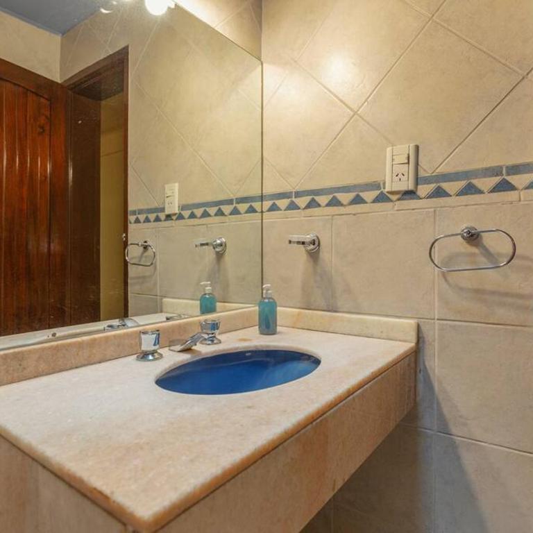 Amplia y cálida rodeada de verde con seguridad - Casa de 4 dormitorios - 23