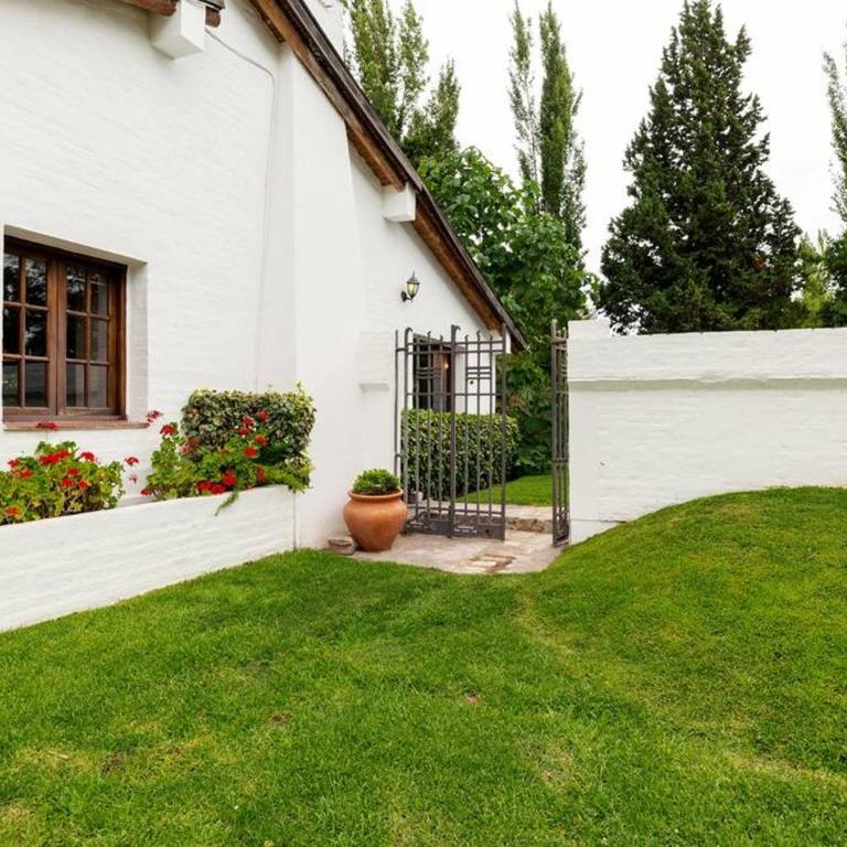 Amplia y cálida rodeada de verde con seguridad - Casa de 4 dormitorios - 40