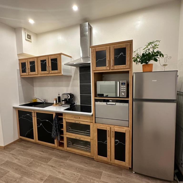 Le Refuge T3 centre ville 63m2 pied des montagnes - Two-Bedroom Apartment - 14