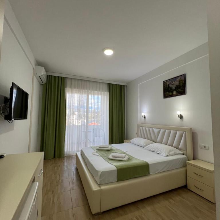 Apartments Fati & Flori - Deluks Dvokrevetna Soba sa Bračnim Krevetom i Balkonom - 3