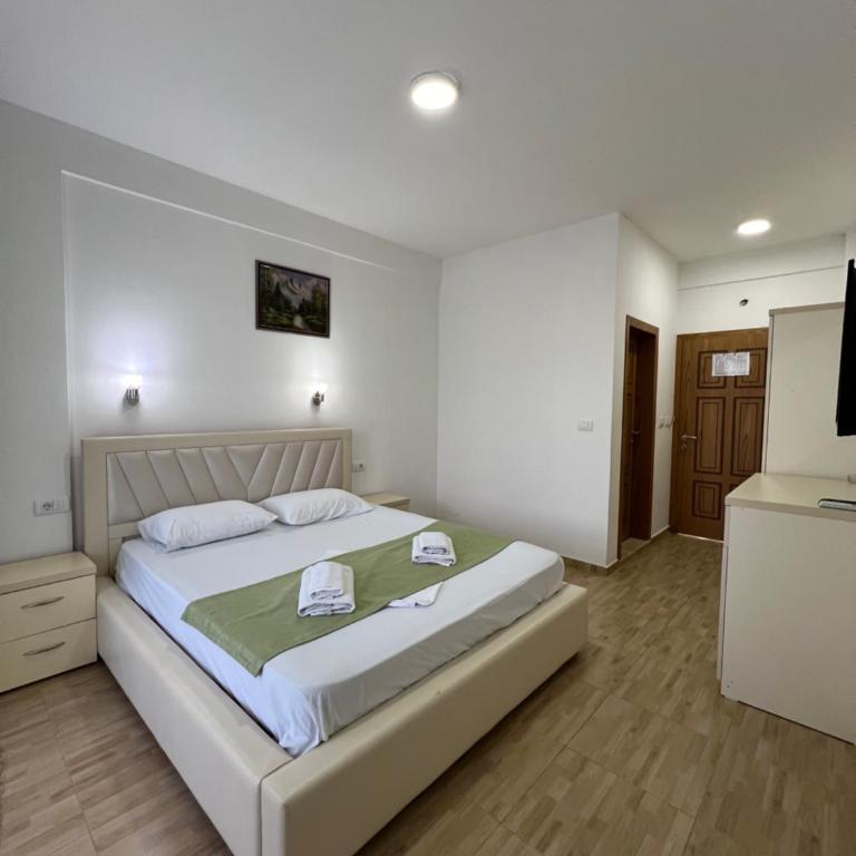 Apartments Fati & Flori - Deluks Dvokrevetna Soba sa Bračnim Krevetom i Balkonom - 14