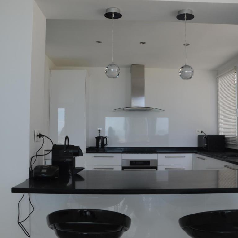 3 Bedroom frontline beach, centre Marbella - Three-Bedroom Apartment - 16