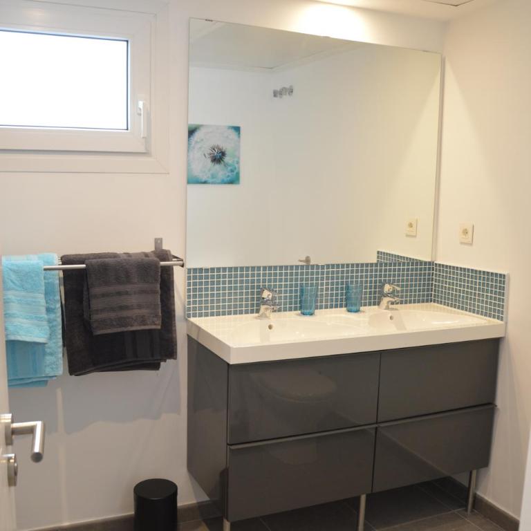 3 Bedroom frontline beach, centre Marbella - Three-Bedroom Apartment - 29