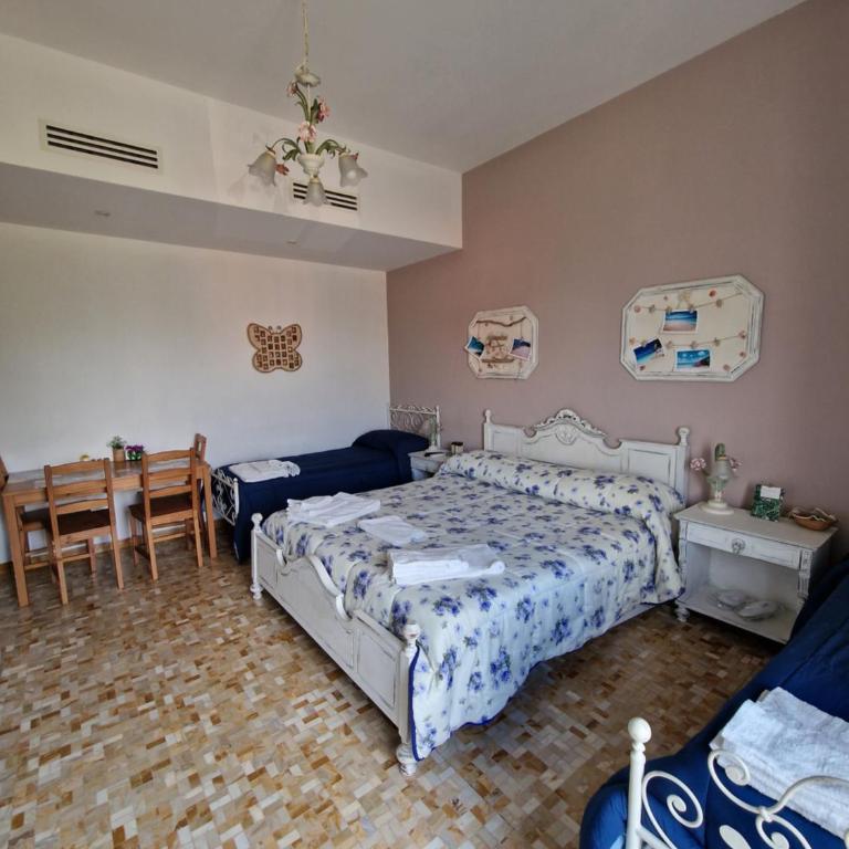 Camere Le Margherite - Camera Quadrupla con Bagno in Comune - 2