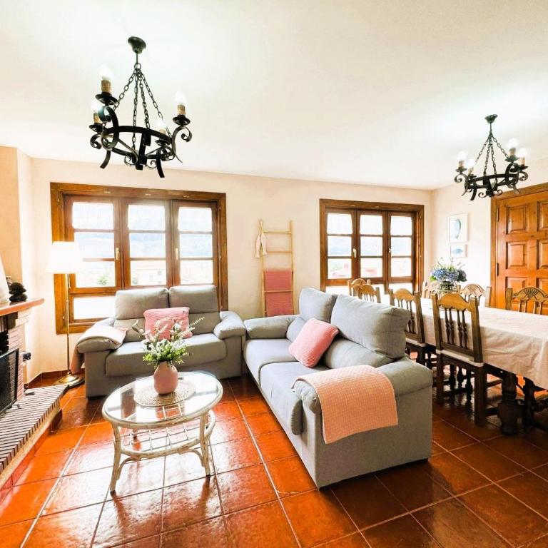 Los Robles Andrin - Three-Bedroom House - 3