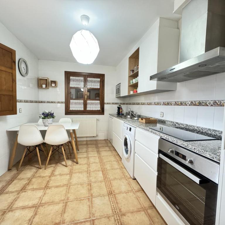 Los Robles Andrin - Three-Bedroom House - 9