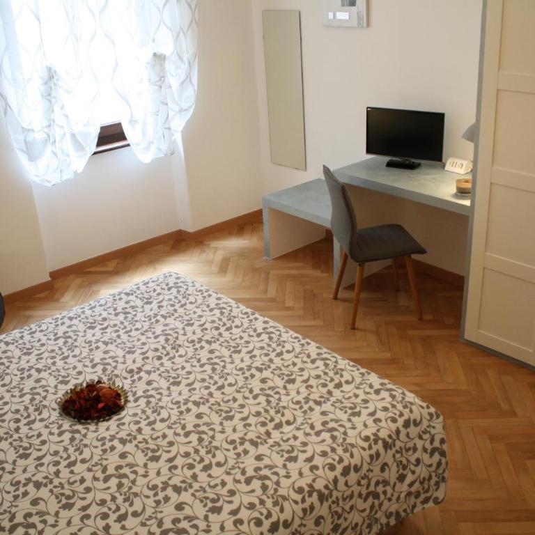 Casa Mia - NO Reception - Camera Tripla con Bagno in Comune - 2