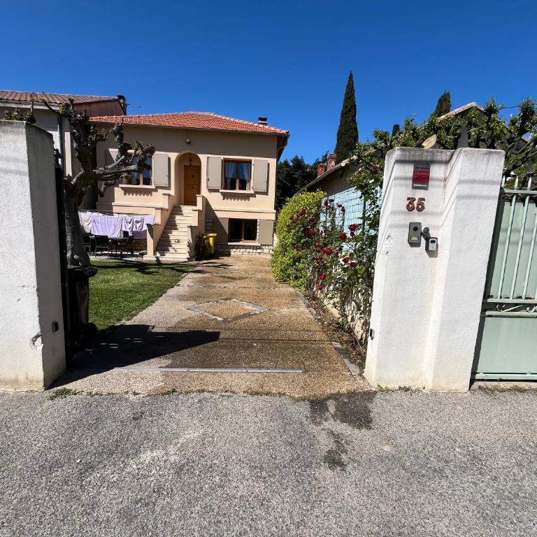 Maison familiale 3 chambres, parking gratuit - Three-Bedroom House - 27