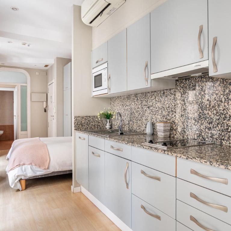 El Alma de las Ramblas - Superior Studio with Balcony - 12