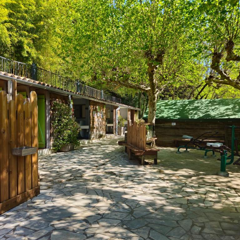 Camp des Gorges - Camping Nature - Chambre Quadruple avec Salle de Bains Commune - 4