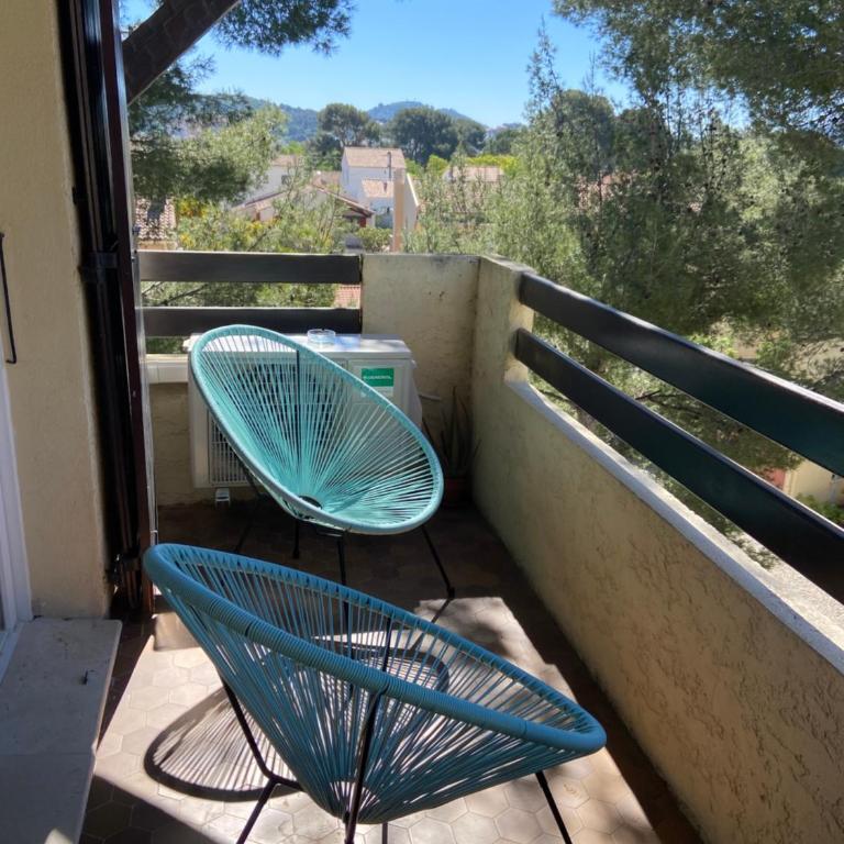 T2 tout confort et moderne, climatisé avec balcon et parking, à 10 min du port et de la plage - Appartement 1 Chambre - 10