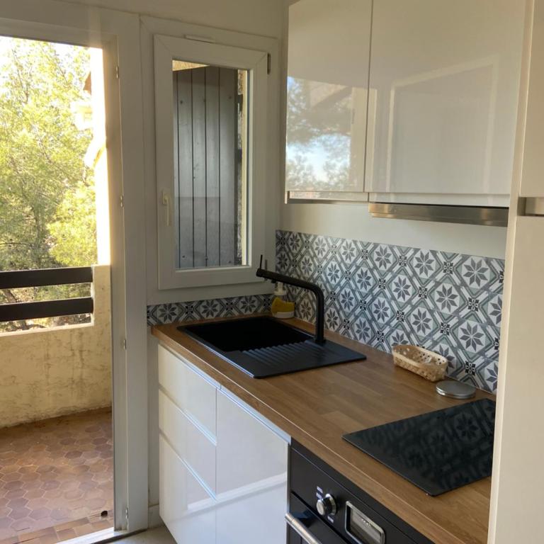 T2 tout confort et moderne, climatisé avec balcon et parking, à 10 min du port et de la plage - Appartement 1 Chambre - 11