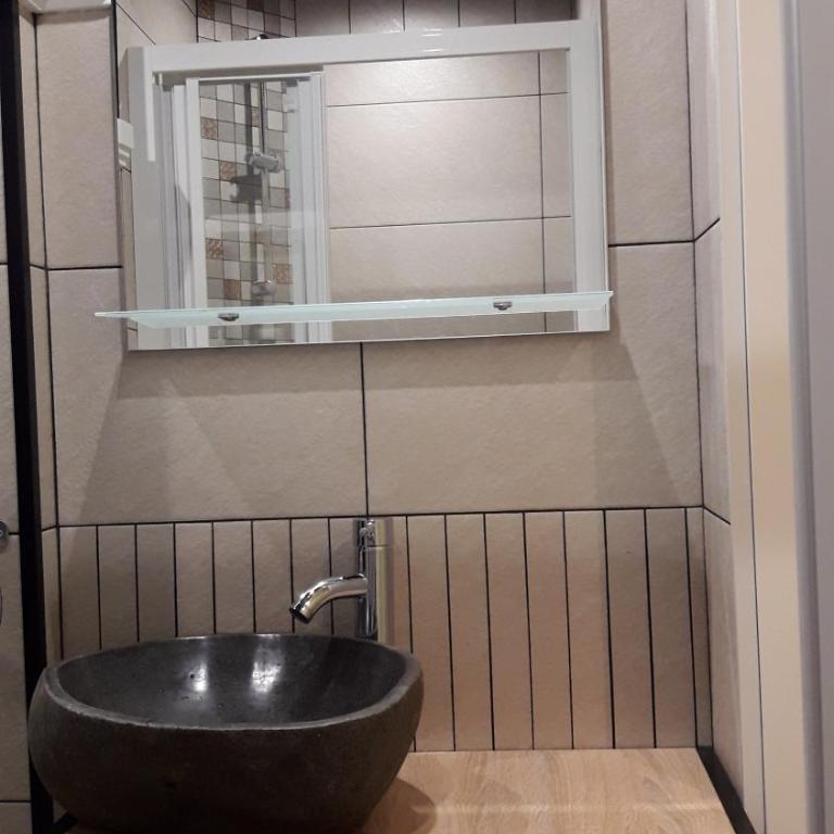 A 5 minutos andando del Casco Viejo, ayuntamiento, Plaza Circular y Gran Vía de Bilbao y próximo a las 2 líneas de metro - Single Room with Shared Bathroom - 11