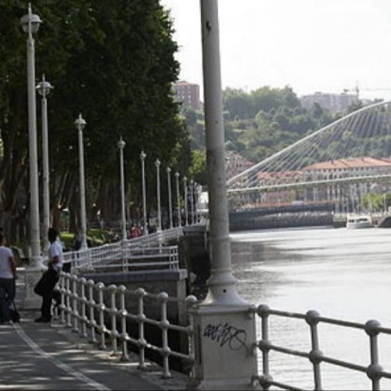 A 5 minutos andando del Casco Viejo, ayuntamiento, Plaza Circular y Gran Vía de Bilbao y próximo a las 2 líneas de metro - Single Room with Shared Bathroom - 44