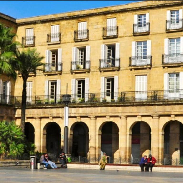 A 5 minutos andando del Casco Viejo, ayuntamiento, Plaza Circular y Gran Vía de Bilbao y próximo a las 2 líneas de metro - Single Room with Shared Bathroom - 40