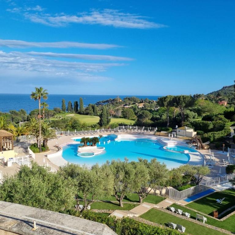CAP ESTEREL AGAY SAINT RAPHAEL VUE COEUR DU SITE PISCINE GOLF MER Studio 4 personnes chez Magali - Appartement 1 Chambre - 2
