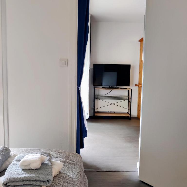 Spacieux appartement refait à NEUF - 4 pers - vue sur l'hippodrome - Apartamento de 1 dormitorio con balcón - 5